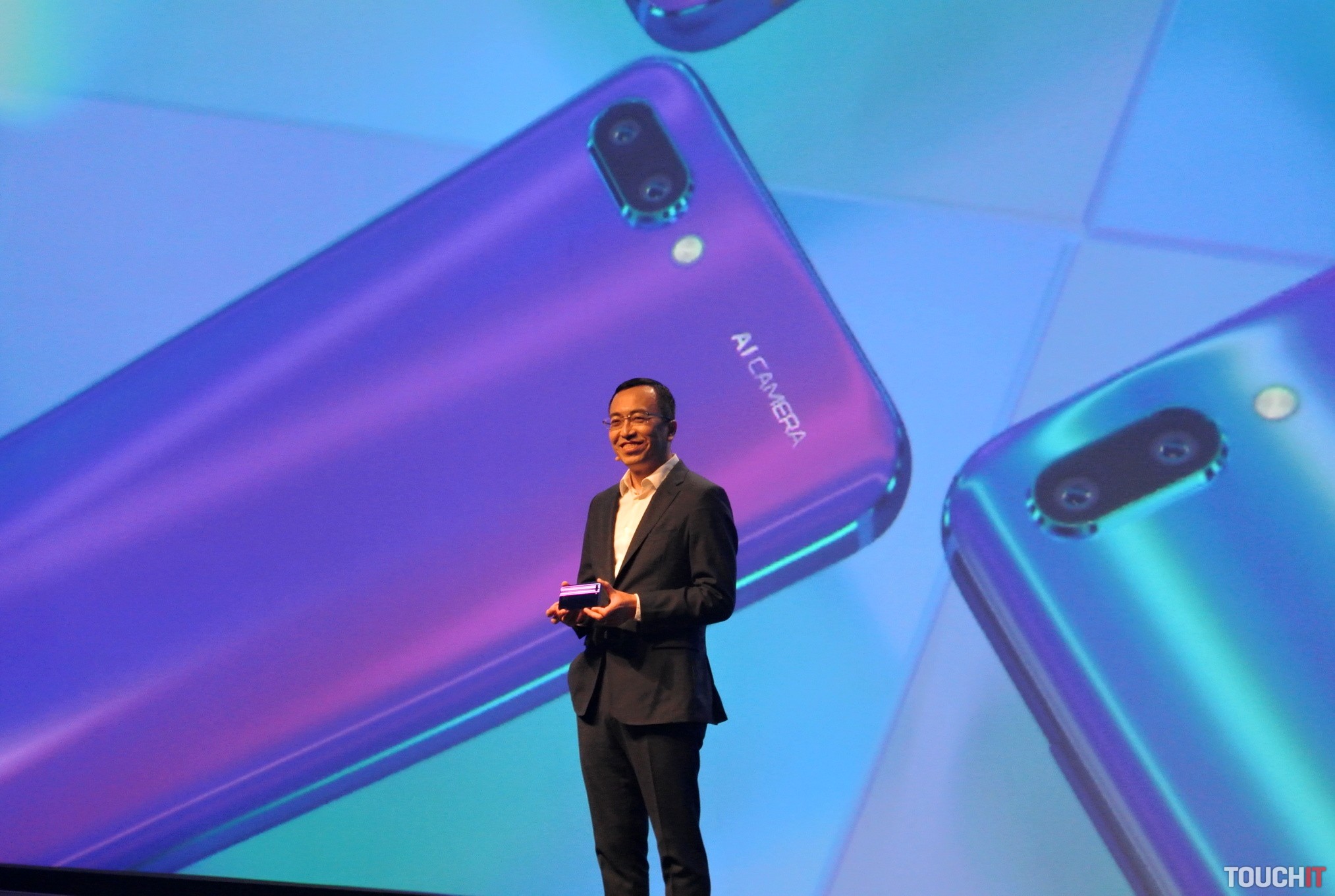Honor 10 oslávil svoj prvý úspech. V Číne sa za mesiac predalo viac ako 1 milión kusov