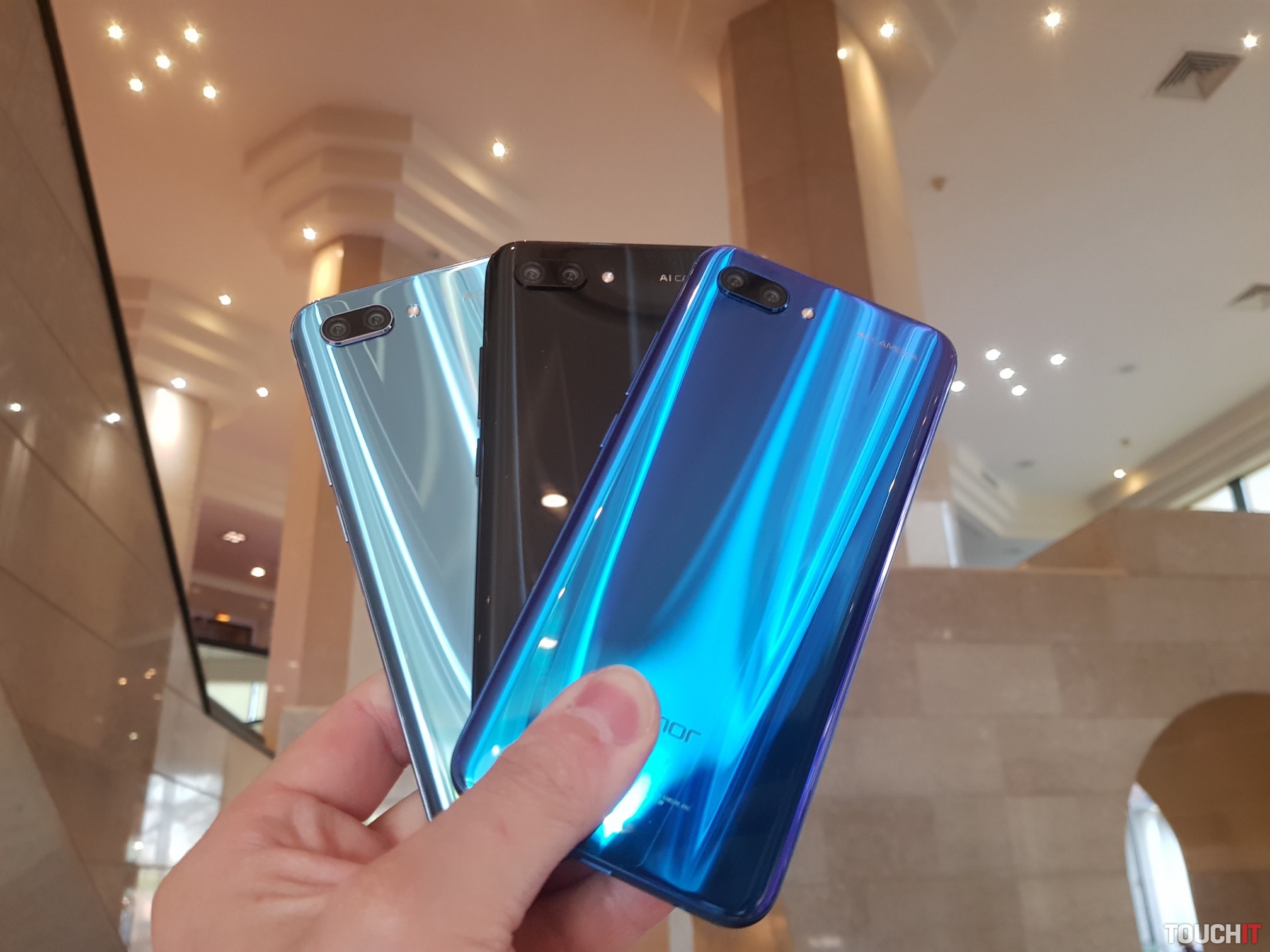 VIDEO TOUCHIT: Honor 10, prvý tejto značky s výrezom. Priamo z Londýna