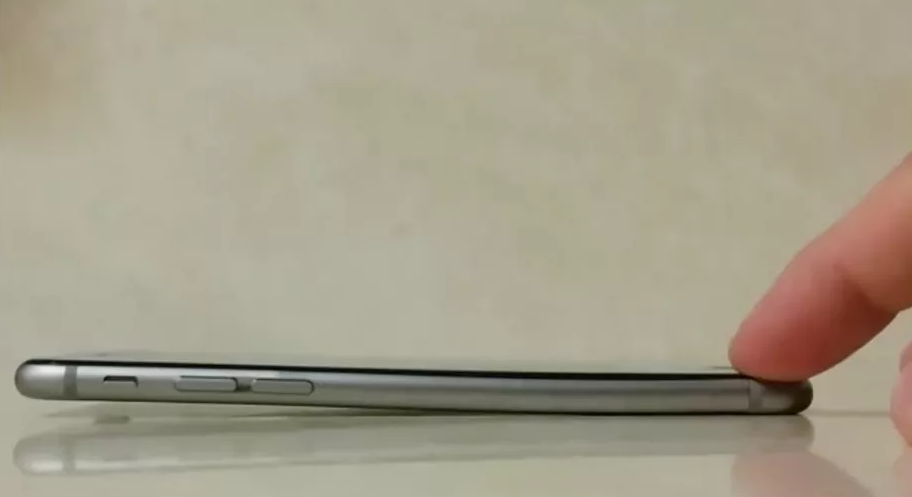 Spoločnosť Apple vedela, že sa vám iPhone 6 môže ľahko ohnúť. Napriek tomu to zatajila