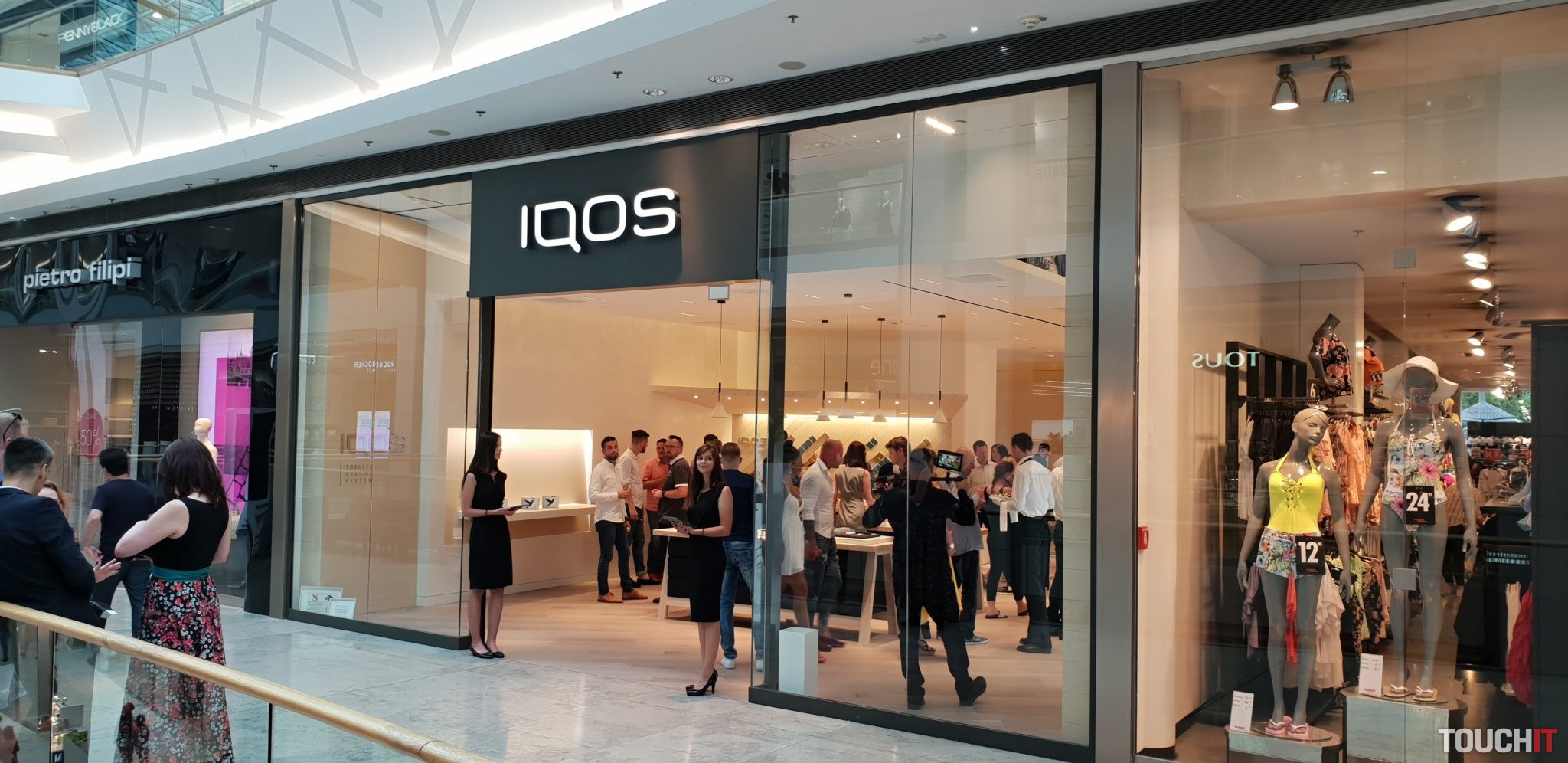 IQOS prináša nové príslušenstvo pre elektronické cigarety a otvára značkovú predajňu