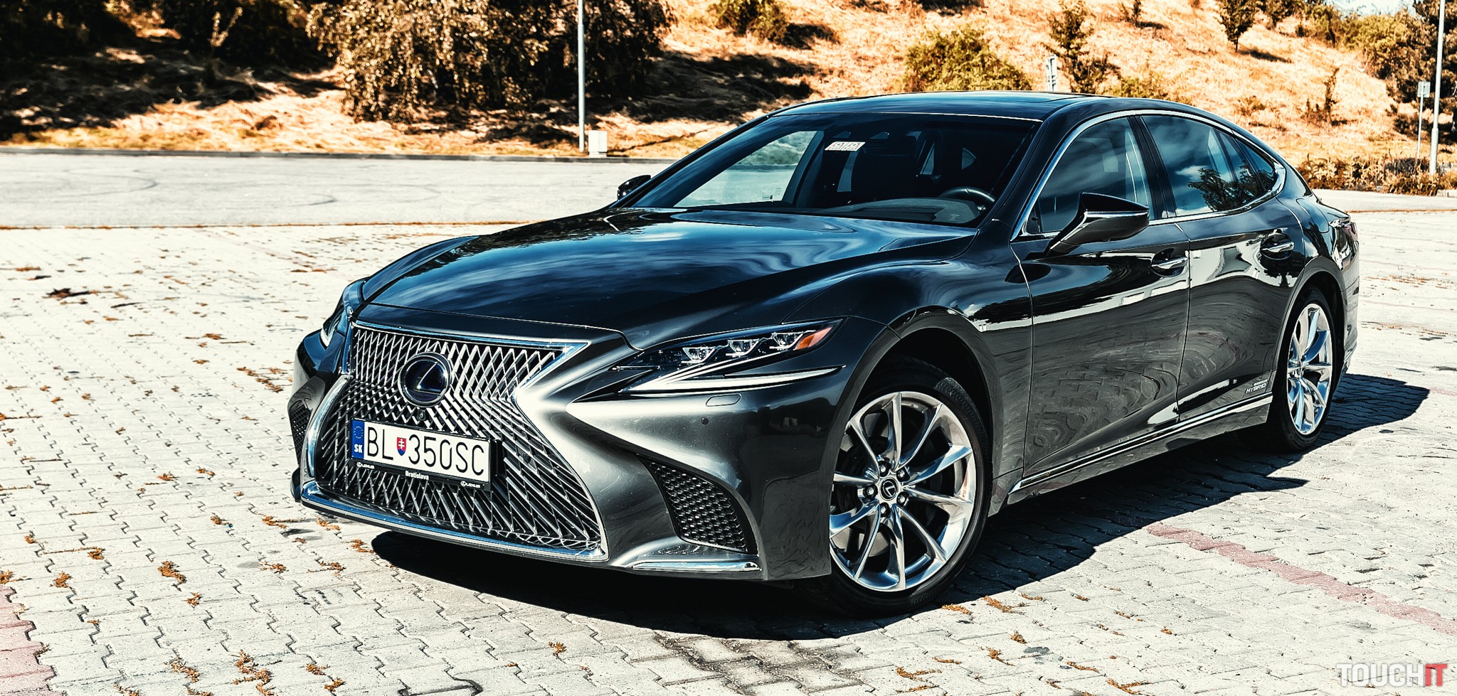 Lexus LS 500h – vlajkový sedan pre kráľa (video)