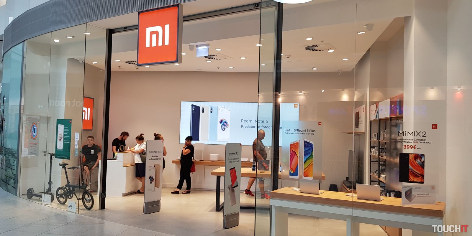 V slovenskom Mi Store kúpite už aj Xiaomi notebook a robotický vysávač. Pozrite si video, čo ďalšie ponúka