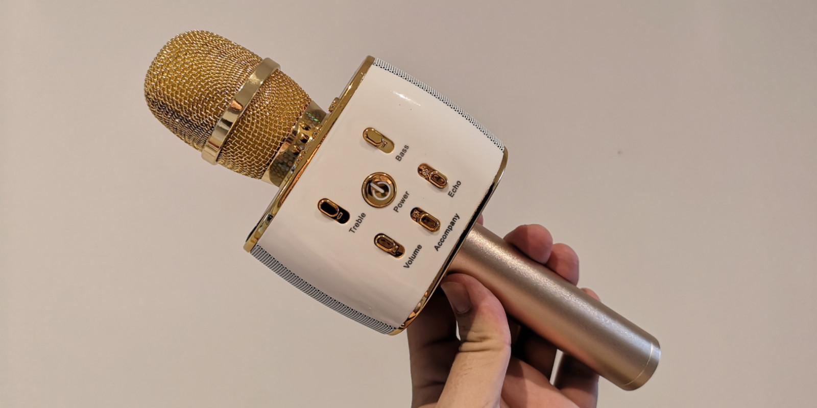 Recenzia: Karaoke mikrofón, ktorý rozprúdi každú párty