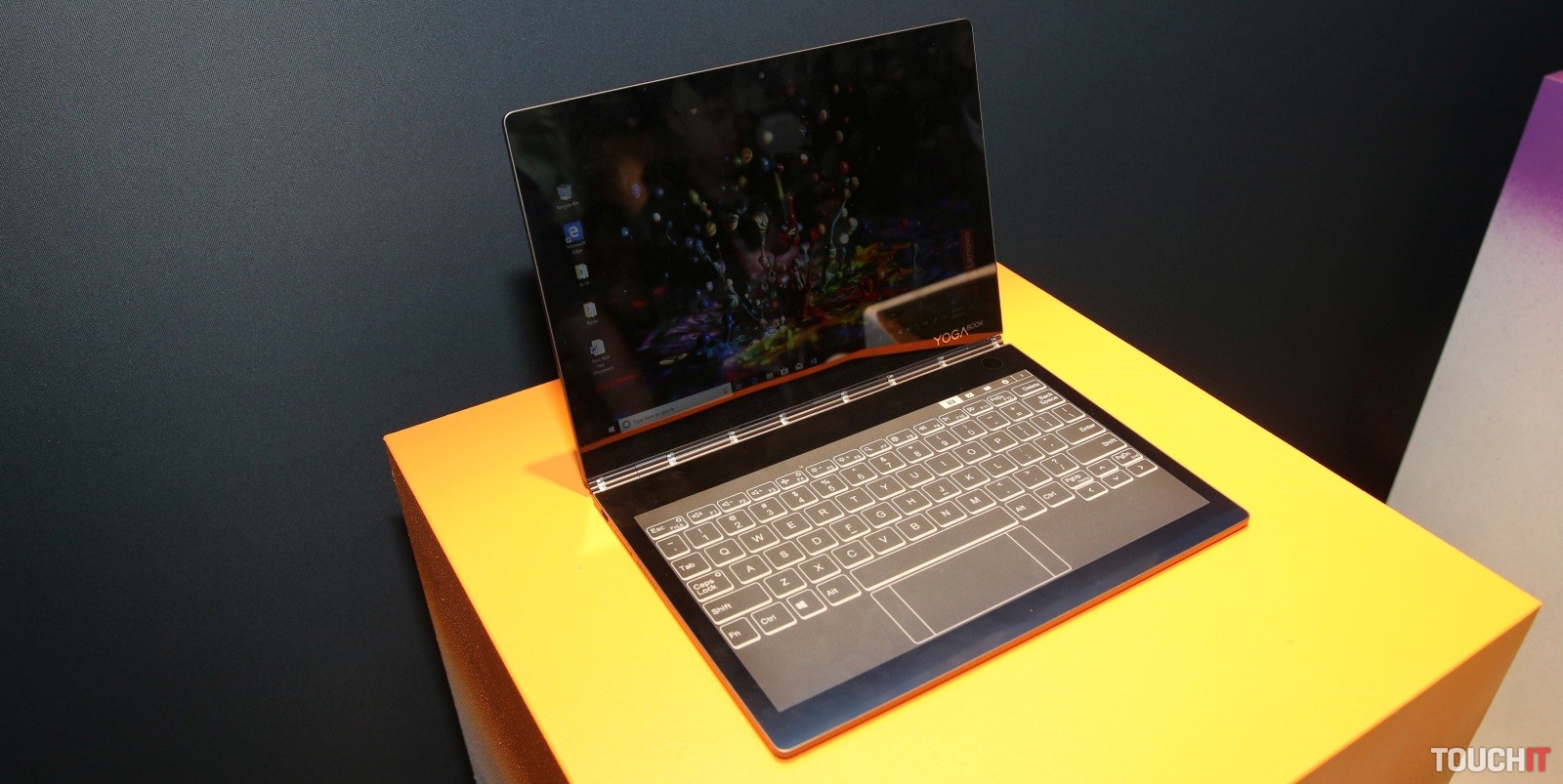 Lenovo Yoga Book C930 je notebook, tablet a čítačka elektronických kníh v jednom (video)