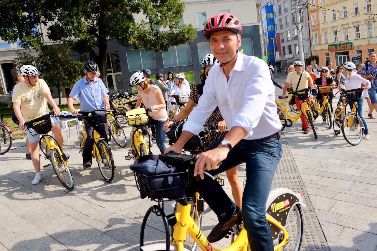 Bratislava spúšťa systém zdieľania bicyklov Slovnaft BAjk. Ako to funguje?