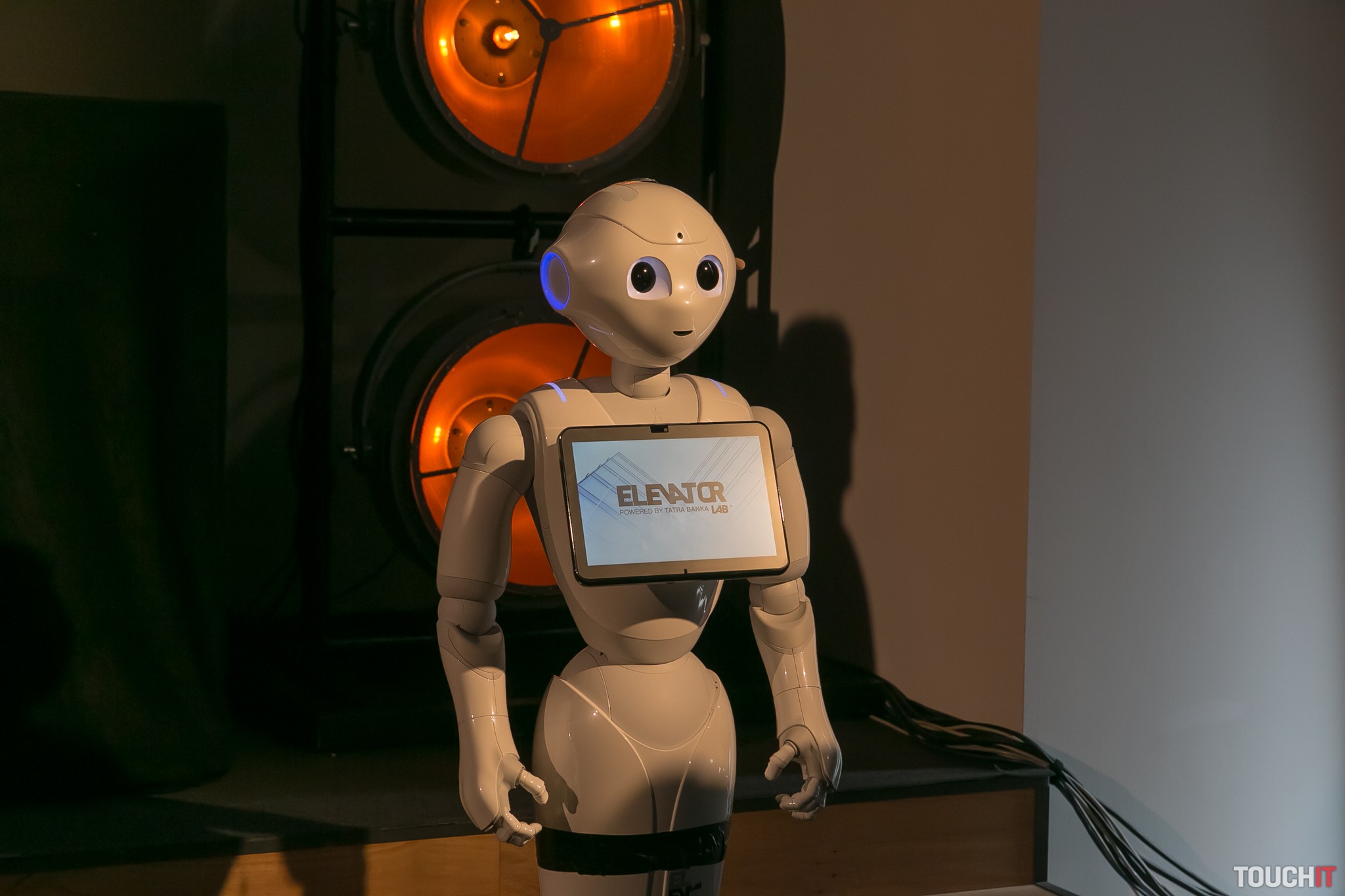 Vyskúšali sme si robota Peppera ako zamestnanca Tatra banky (video)
