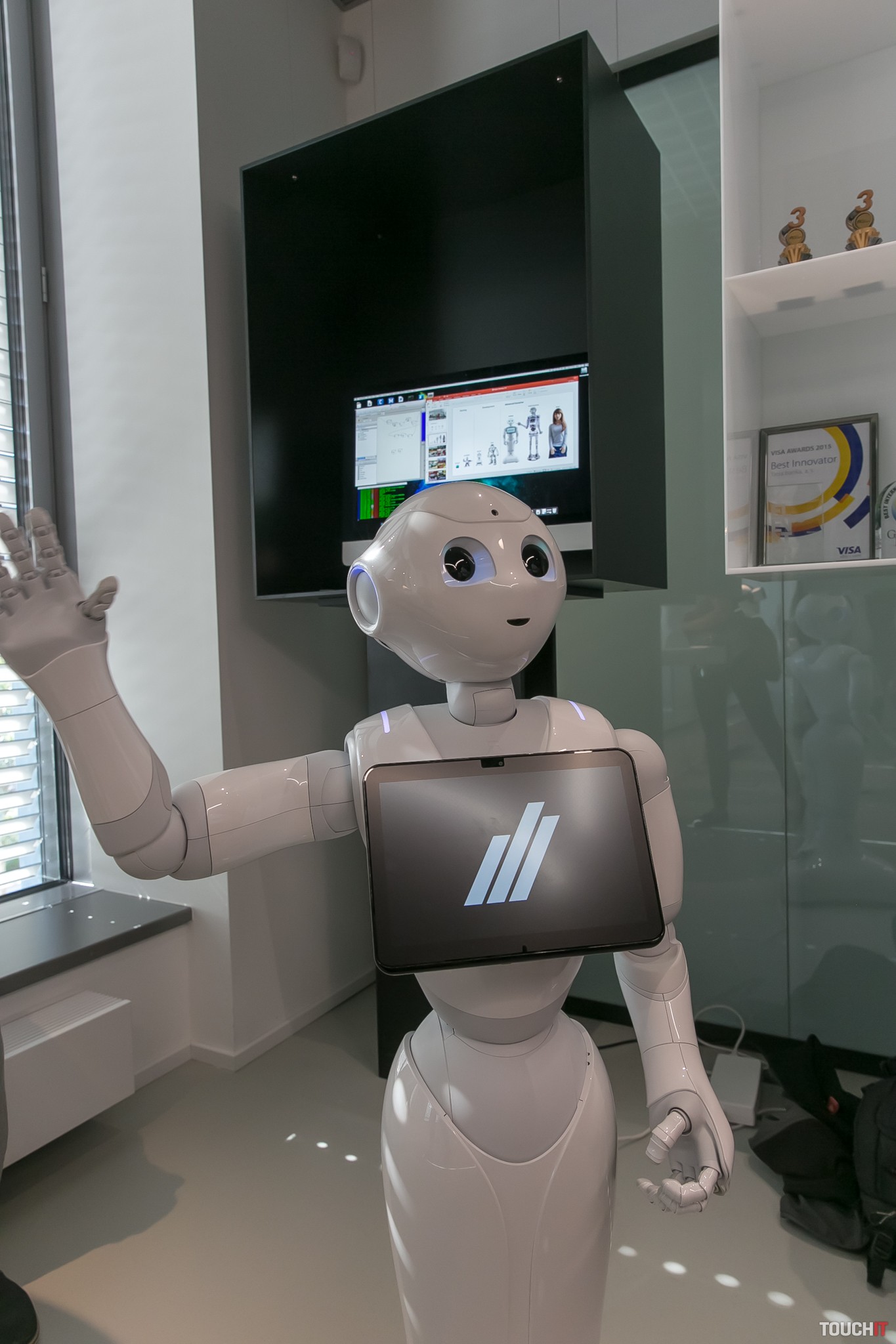 Volám sa Pepper, som prvý humanoidný robot v pobočke Tatra banky
