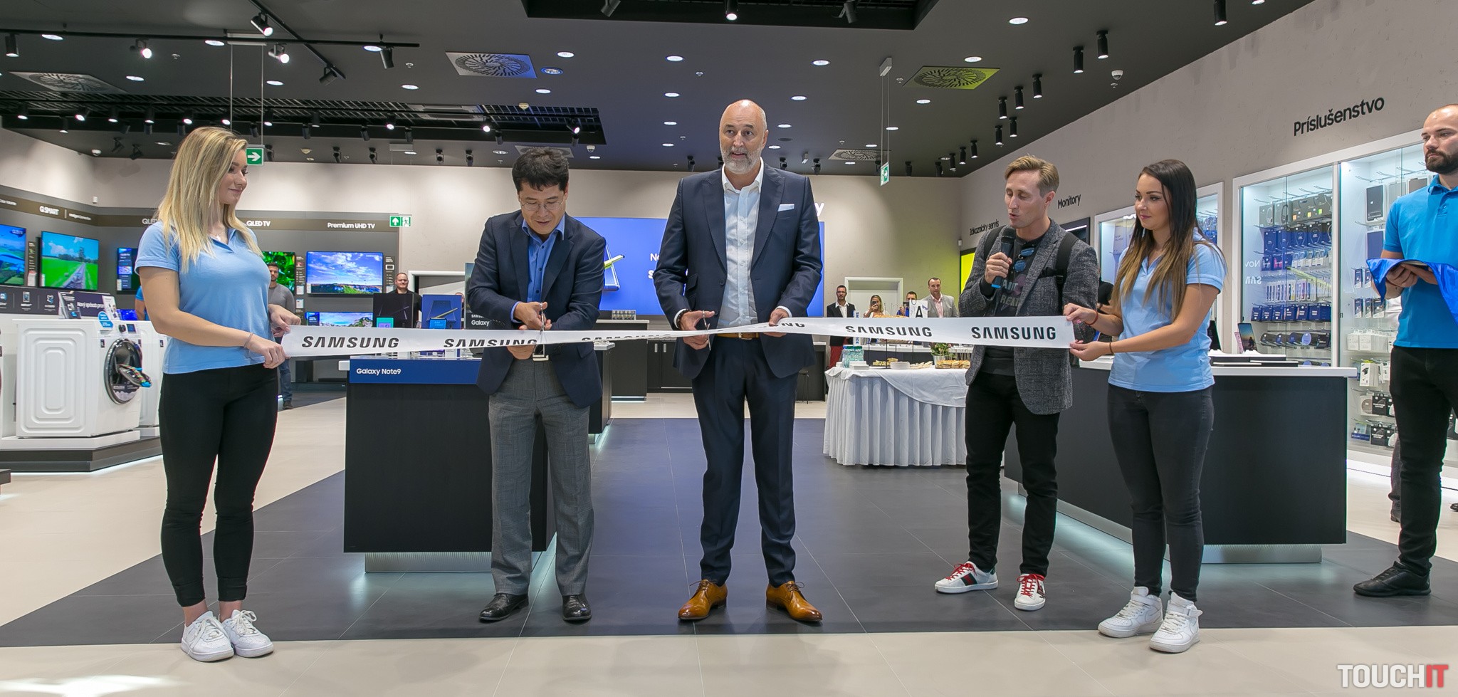 Samsung otvoril najväčšiu Galériu na Slovensku. Pozrite si akciové ceny napr. na Galaxy S9 či A6. A nájdete tu aj servis (video)