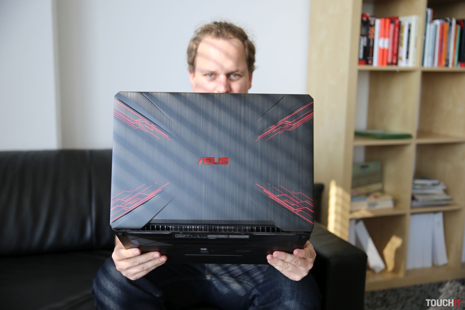Recenzia ASUS TUF Gaming FX504: Notebook s výkonom pre hry za dobrú cenu a s darčekmi zadarmo
