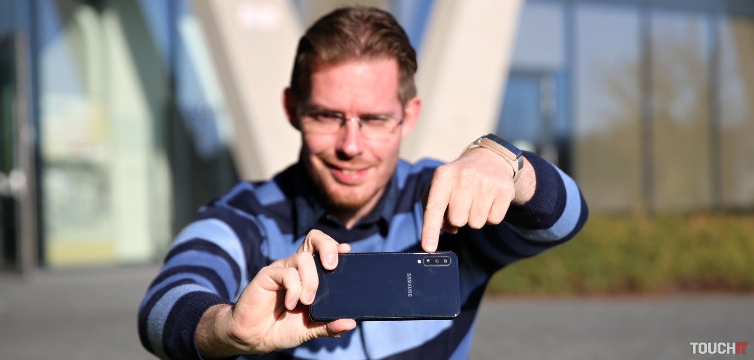 Prvé dojmy: Samsung Galaxy A7 chce zaujať tromi fotoaparátmi. Budovy sa k vám budú skláňať