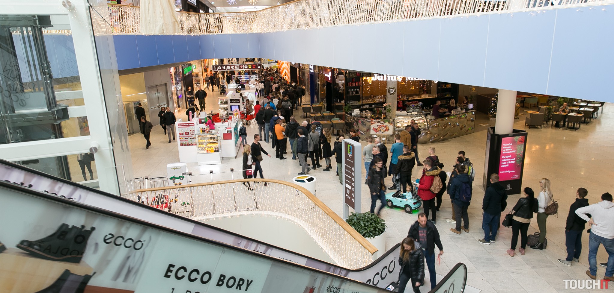 Xiaomi otvorilo novú predajňu a obchodné centrum Bory Mall praskalo vo švíkoch (video)