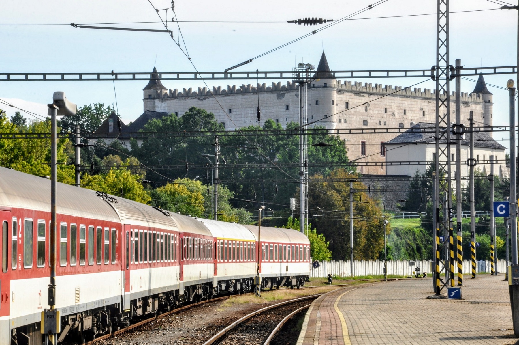 ZSSK dočasne nahradí vlaky autobusmi v úseku Žarnovica – Nová Baňa. Rekonštrukcia trate zlepší kvalitu cestovania