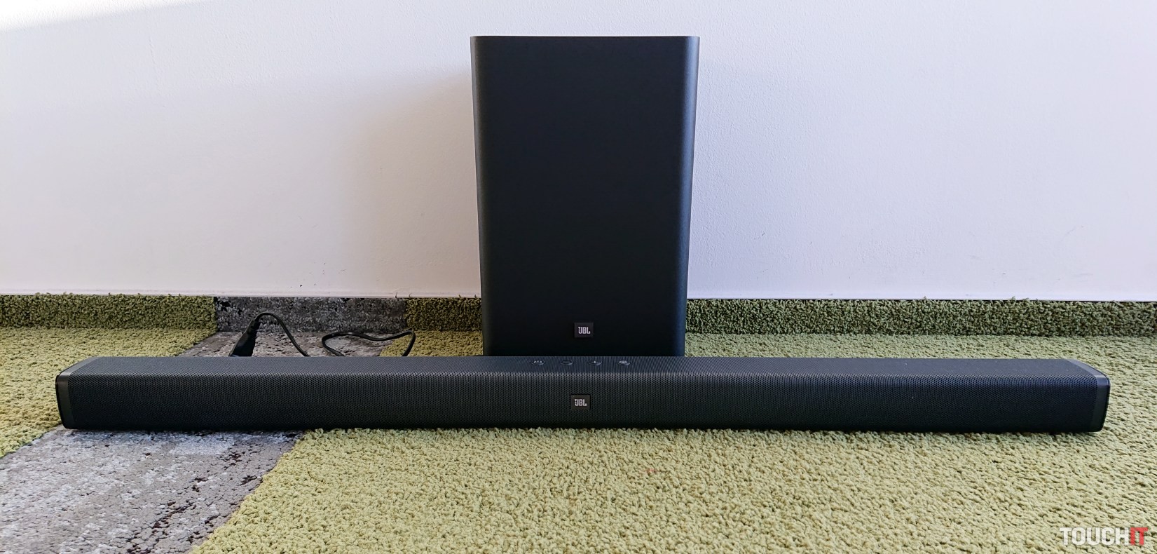 Recenzia JBL Bar 2.1: Dunivý zvuk pod váš televízor