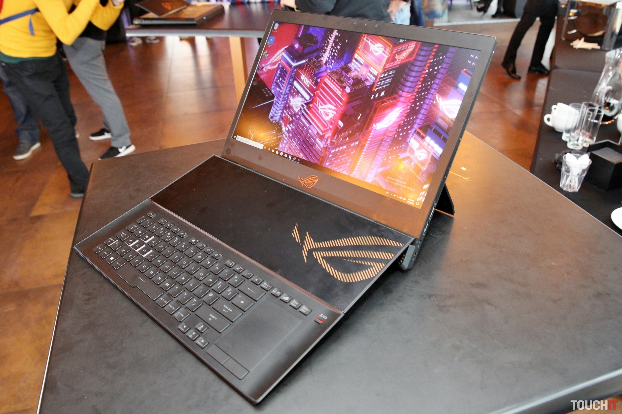 ASUS predstavuje 17-palcové herné notebooky s 240 Hz displejom (VIDEO TOUCHIT)
