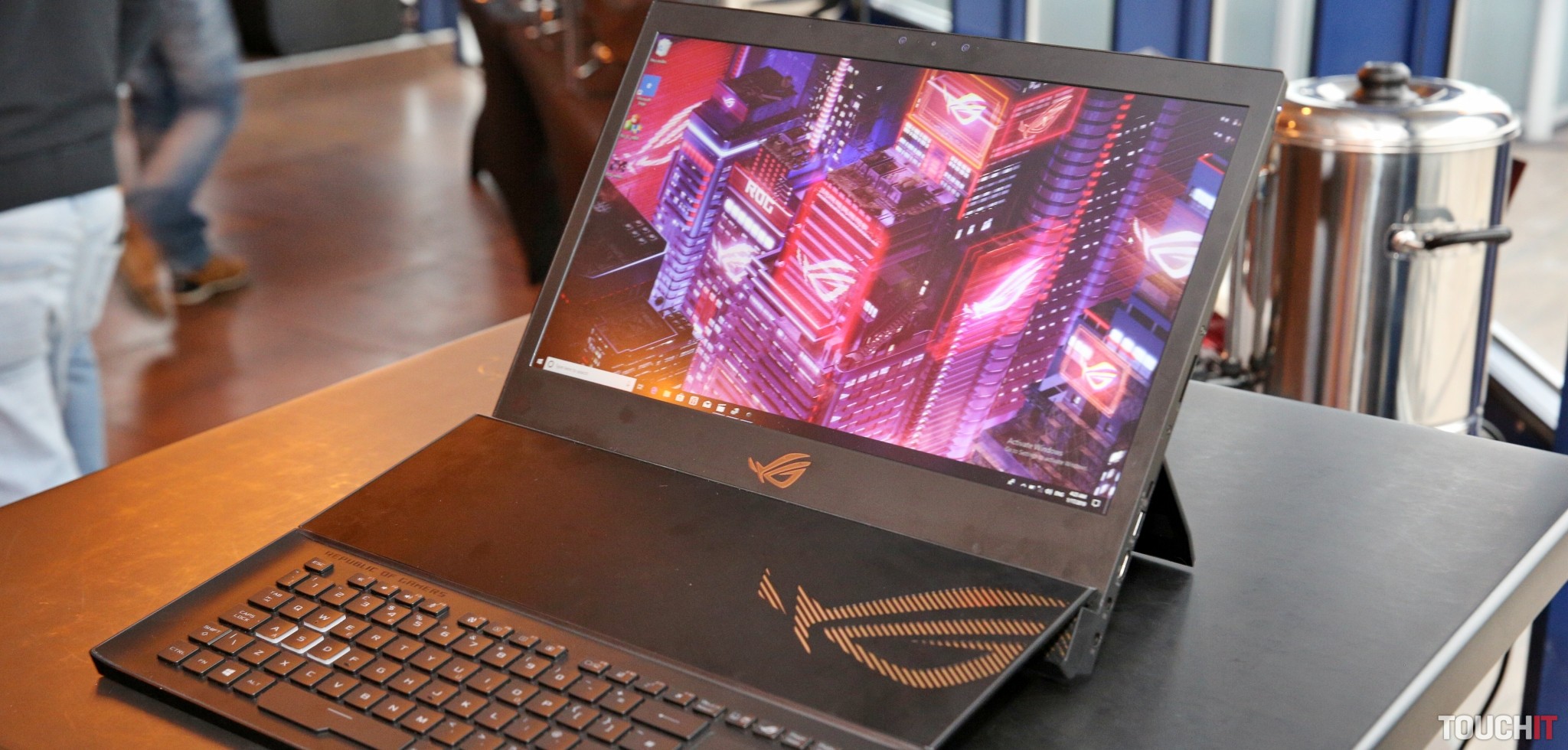ASUS predstavuje najvýkonnejší herný notebook s extra chladením a super výbavou: ROG Mothership (video)