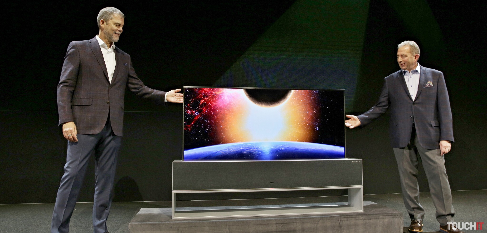 Budúcnosť je tu: LG vyrobilo rolovateľný OLED televízor. Predávať ho začne už na jar. Pozrite si ho na videu (doplnené)