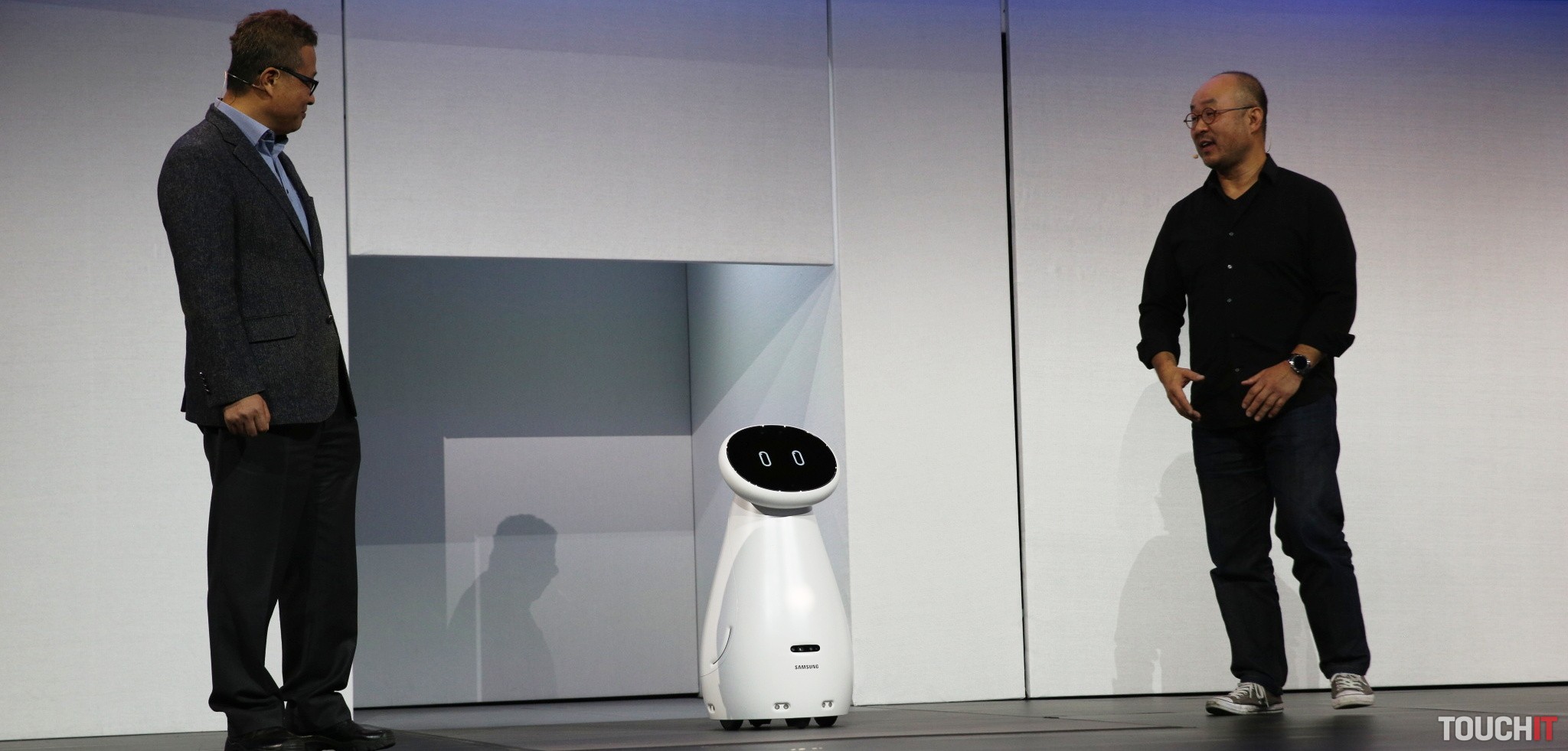Samsung ukázal robota, prepojenie s Applom, Space Monitor ale aj 8K