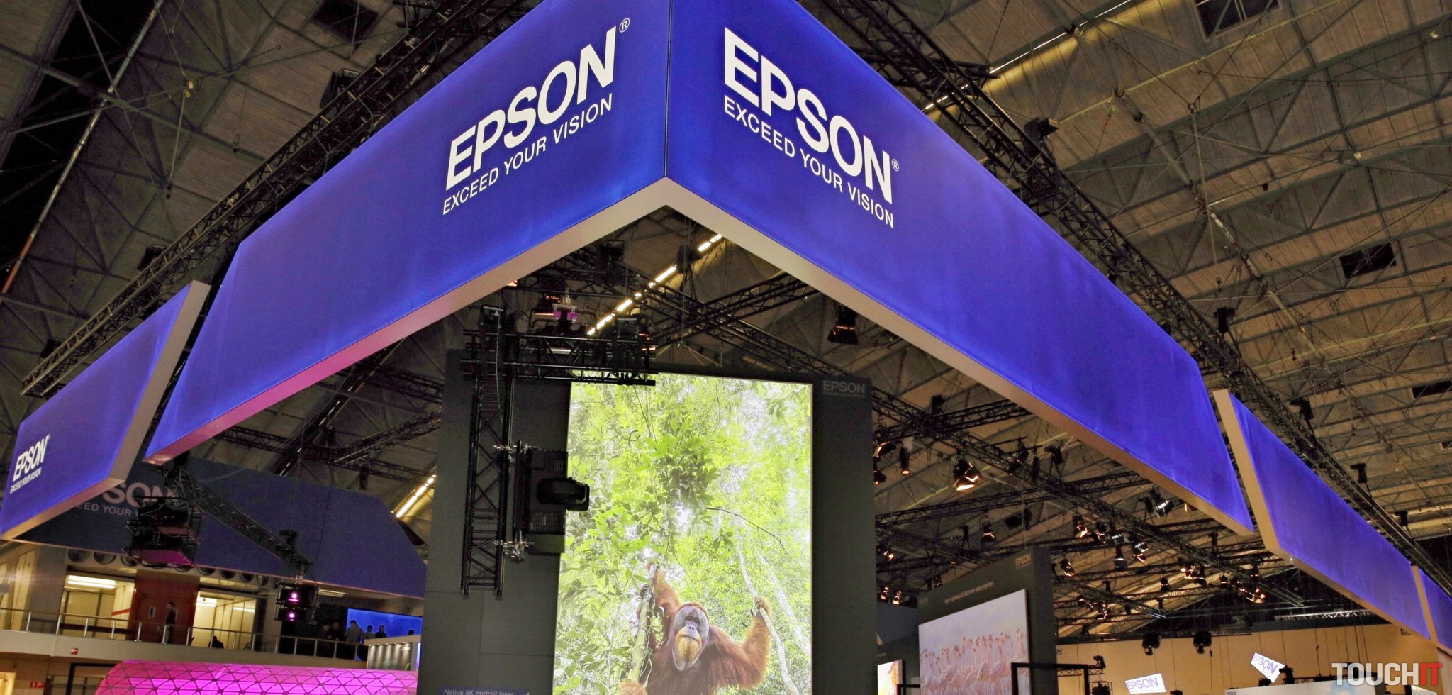 EPSON predstavil projektor s obrovským jasom, virtuálny tunel a okuliare pre virtuálnu realitu (VIDEO)