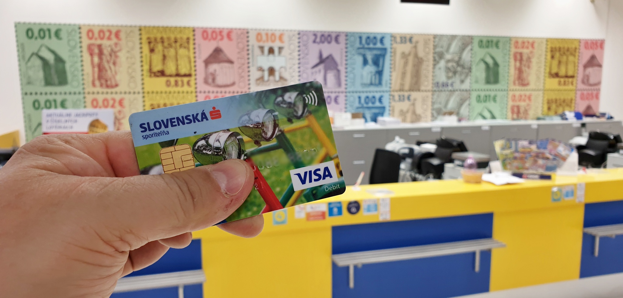 Od februára už zaplatíme na pobočkách Slovenskej pošty aj platobnou kartou. Pošta to ohlasuje s veľkou pompou, čo ešte pribudne? (Video)