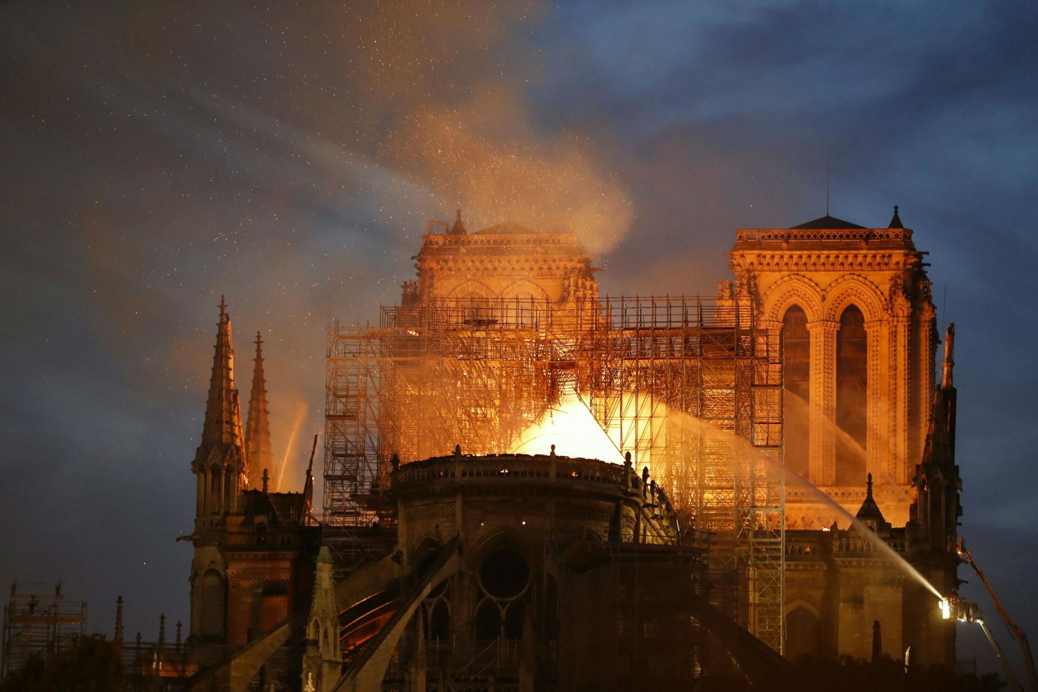 Tim Cook: Apple pomôže s rekonštrukciou požiarom poškodenej katedrály Notre-Dame