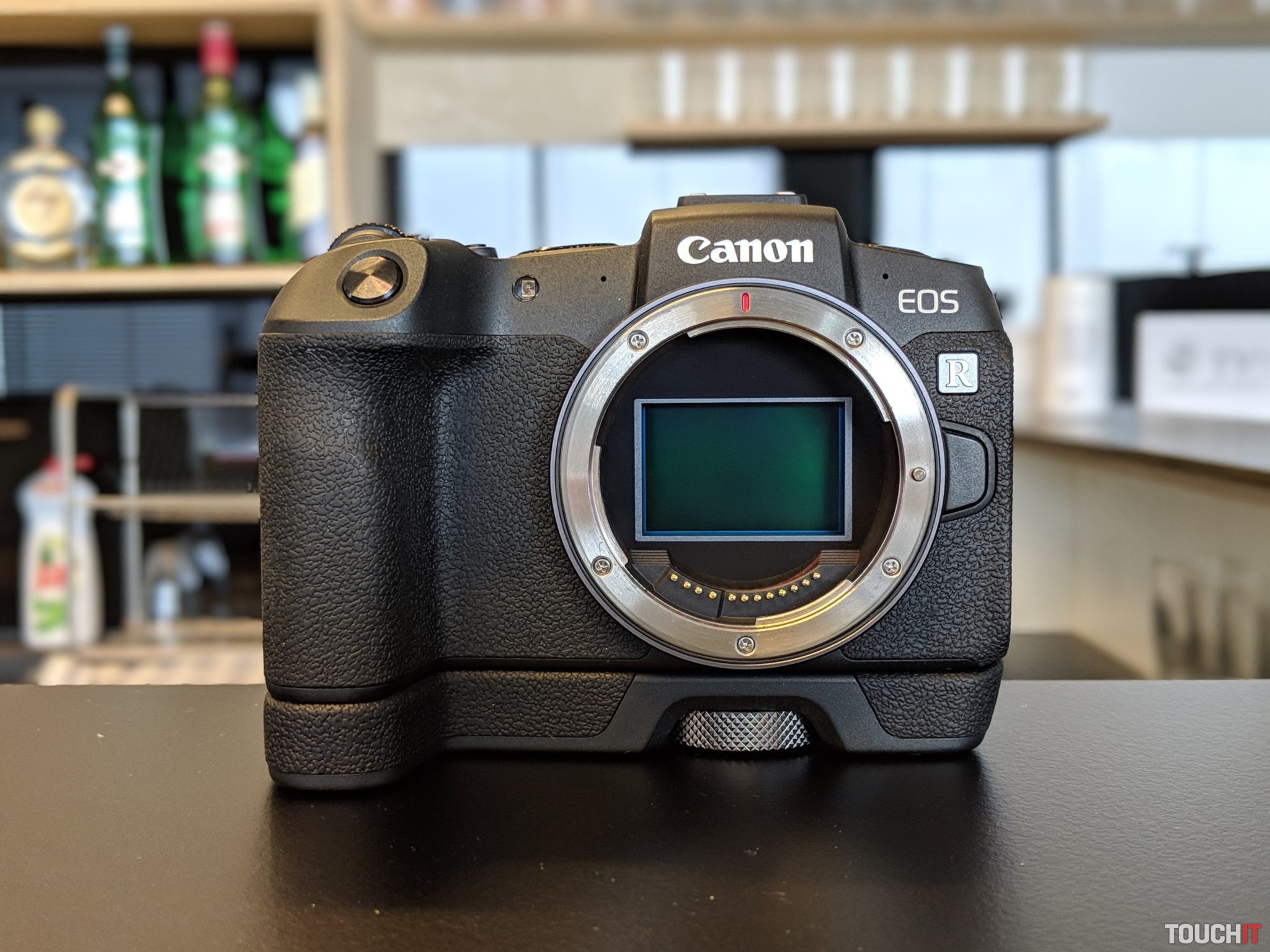 Canon EOS-RP: Keď pravá ruka ašpiruje na kráľovské miesto