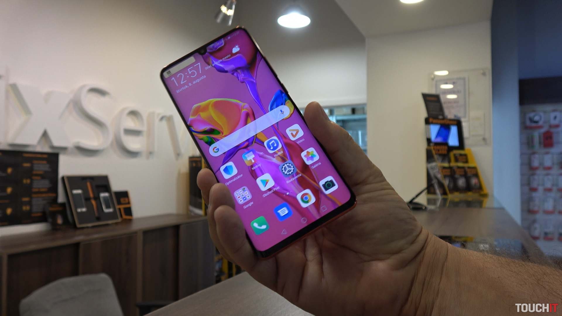 Túra TOUCHIT po servisoch: Opravujeme displej na Huawei P30 Pro, vieme koľko to stojí a ako dlho to trvá (VIDEO TOUCHIT)