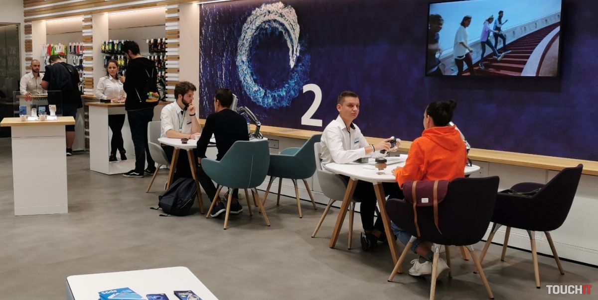 O2 spustilo predaj iPhonu 11: Pozrite si, ako to vyzeralo v Auparku (VIDEO TOUCHIT)