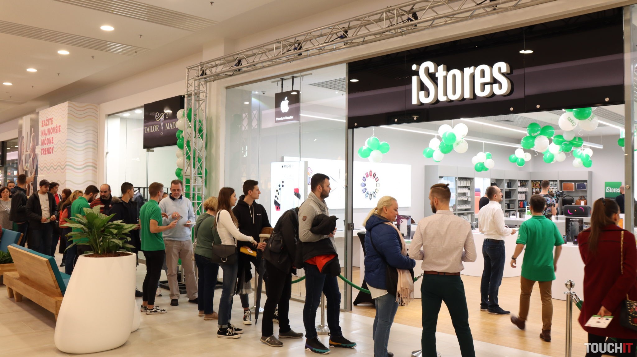 iStores dnes otvoril novú predajňu v nákupnom centre VIVO! Bratislava (bývalý Polus). Iba dnes môžete využiť super zľavy a vyhrať iPhone 11.