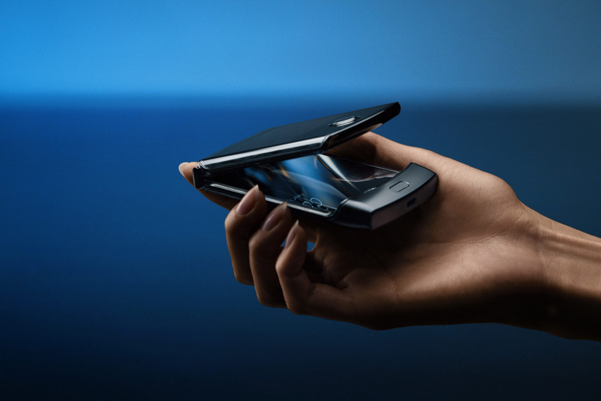Motorola pripomína, ako sa správne starať o skladateľný displej smartfónu Razr