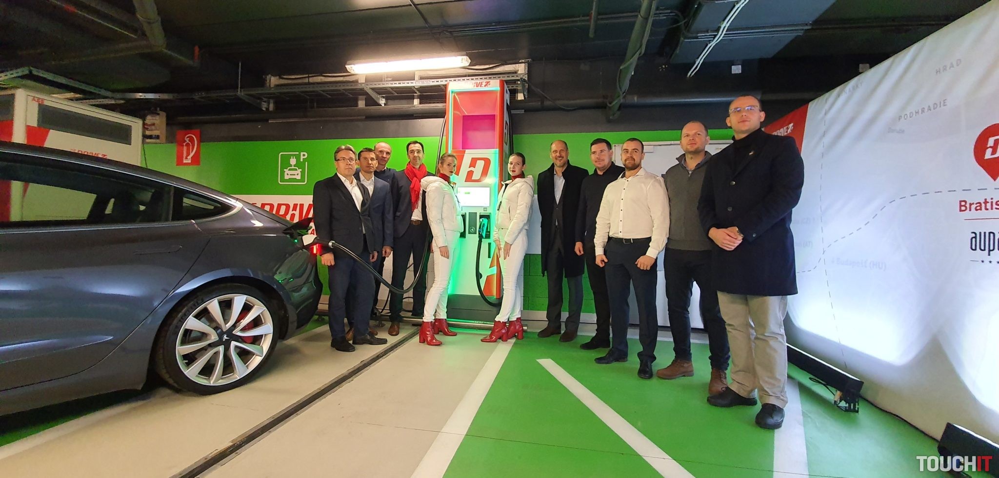 ZSE otvorila prvý Ultrarýchly nabíjací HUB v Bratislave. Boli sme pritom