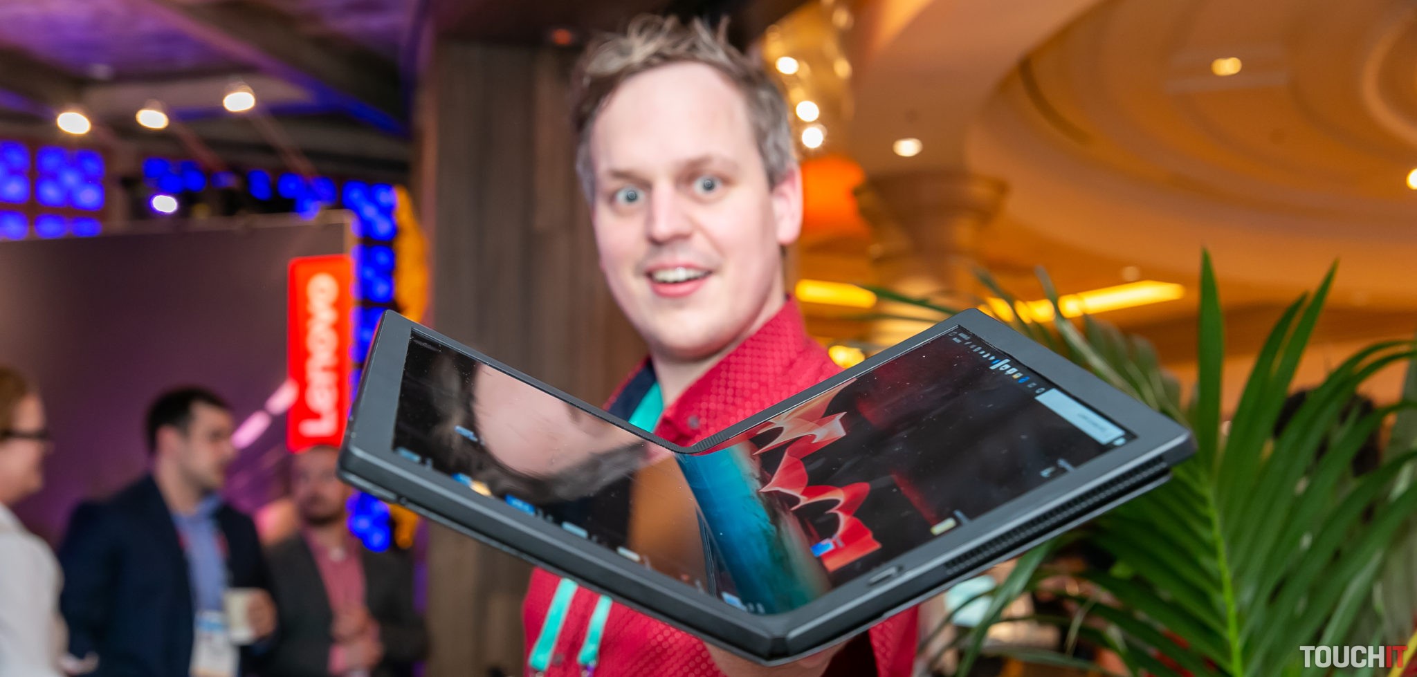 Ako vyzerá notebook za 2500 USD so skladacím displejom? (VIDEO TOUCHIT)