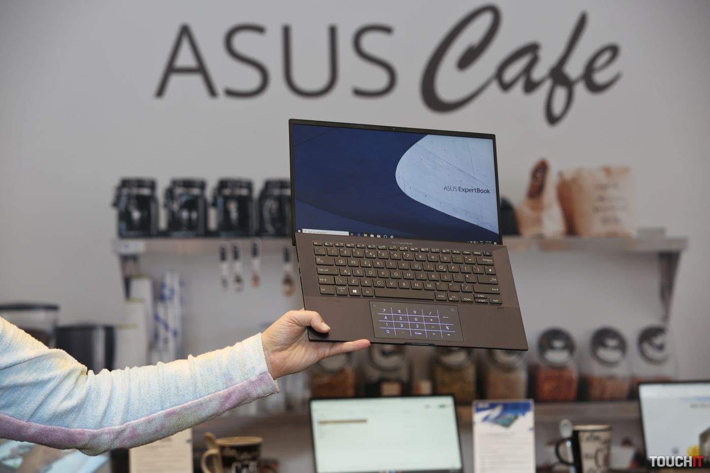 ASUS na CES 2020: Ultratenké a ľahké notebooky do práce aj pre hráčov (VIDEO)