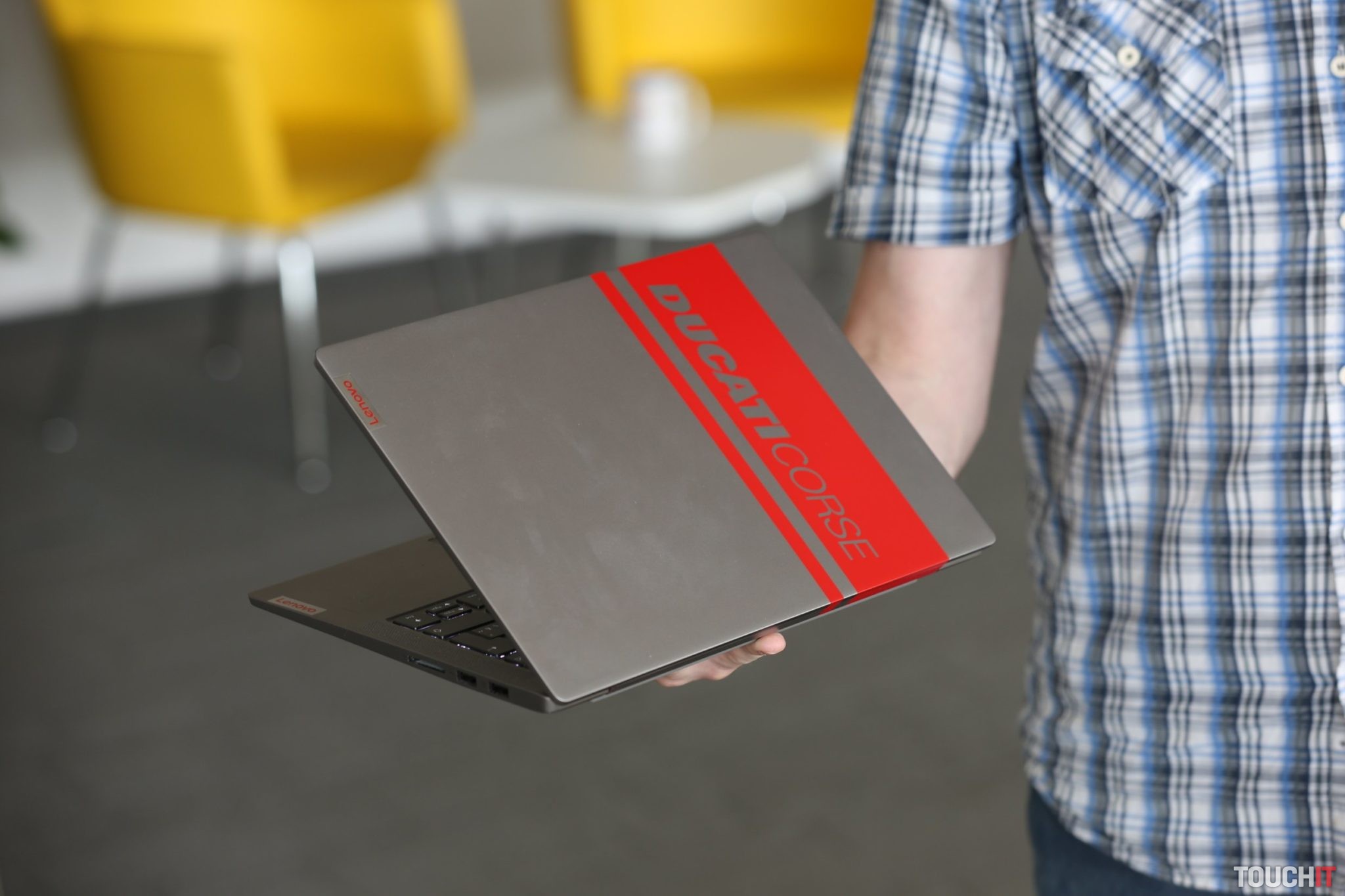 Lenovo Ducati 5: Ako vyzerá a aký je to vlastne notebook? (VIDEO TOUCHIT)