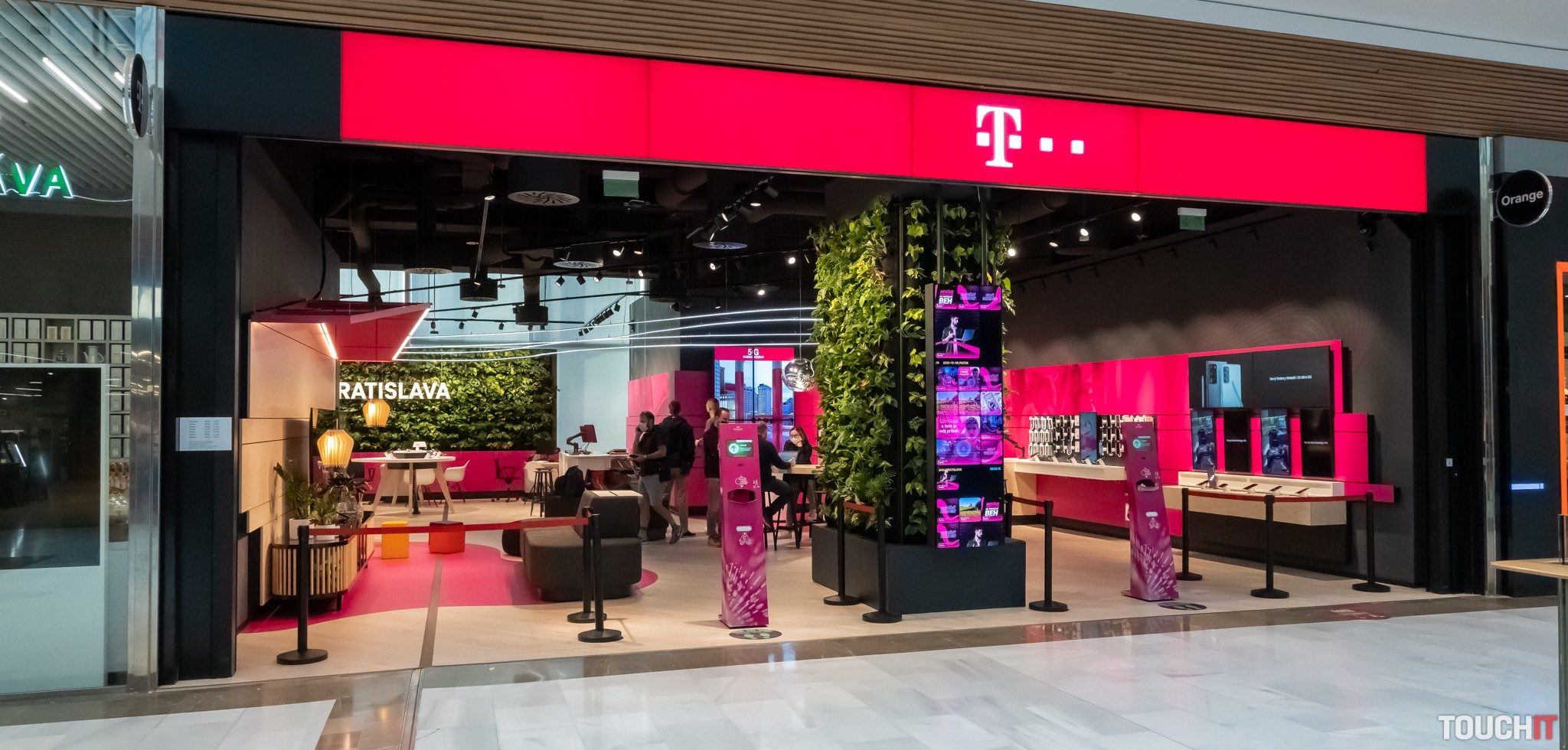 Telekom začal poskytovať svoje pevné služby už aj cez optiku Orangeu