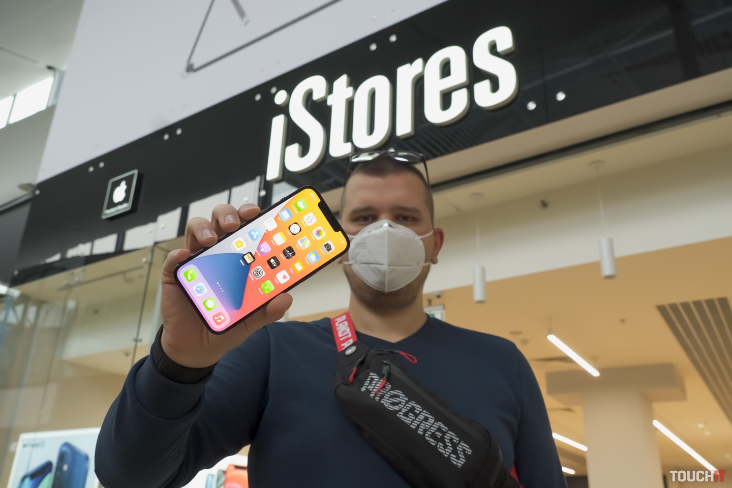 Nové iPhony 12 dorazili na Slovensko, boli sme pritom! (Video TOUCHIT)