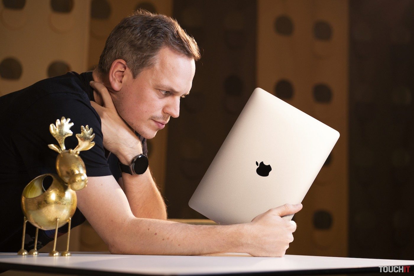 Prvý skladateľný MacBook príde zrejme v roku 2026, cenou sa priblíži k Vision Pro