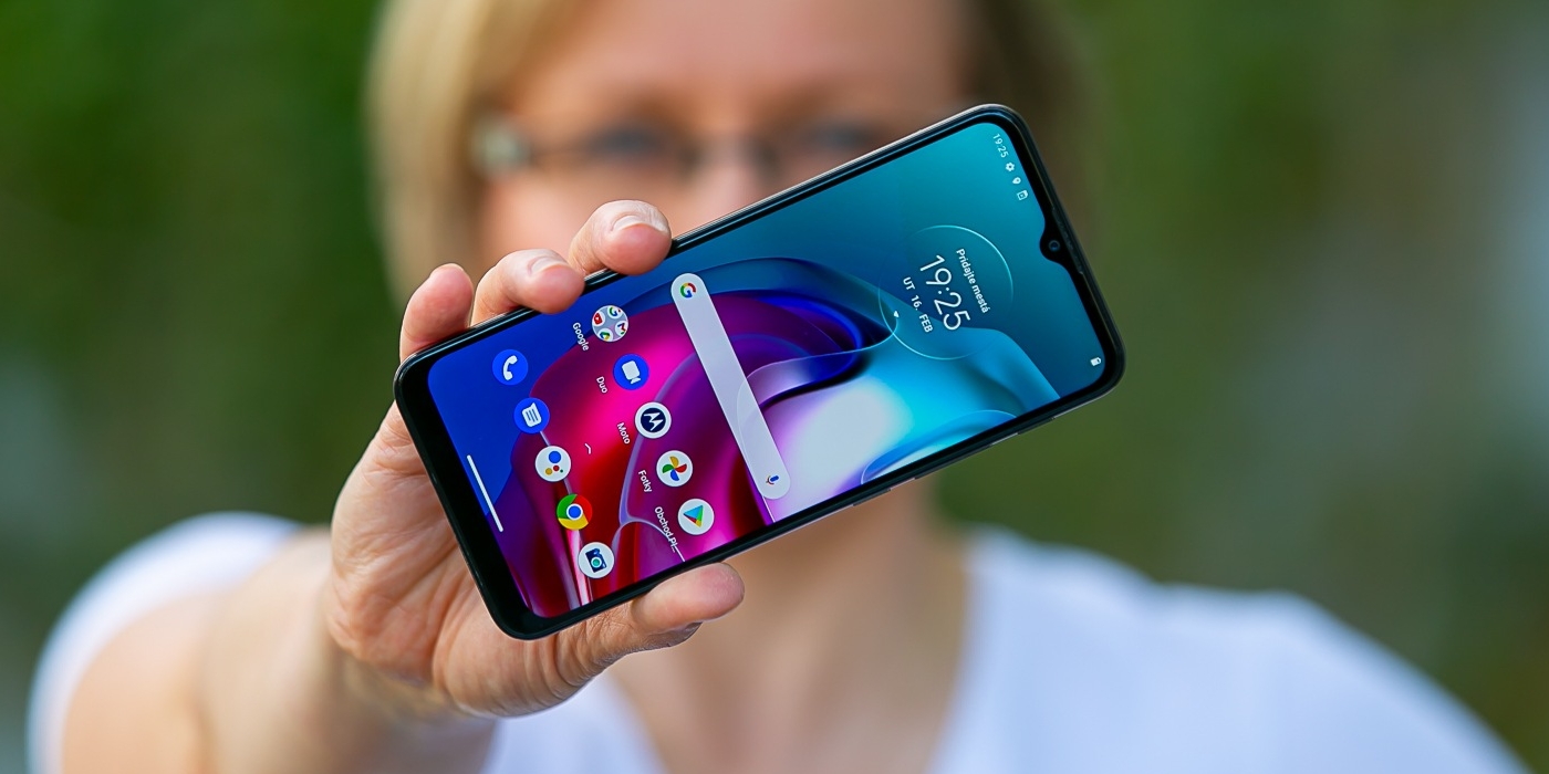 Telekom zaradil do ponuky Samsung televízor a motorolu moto g30