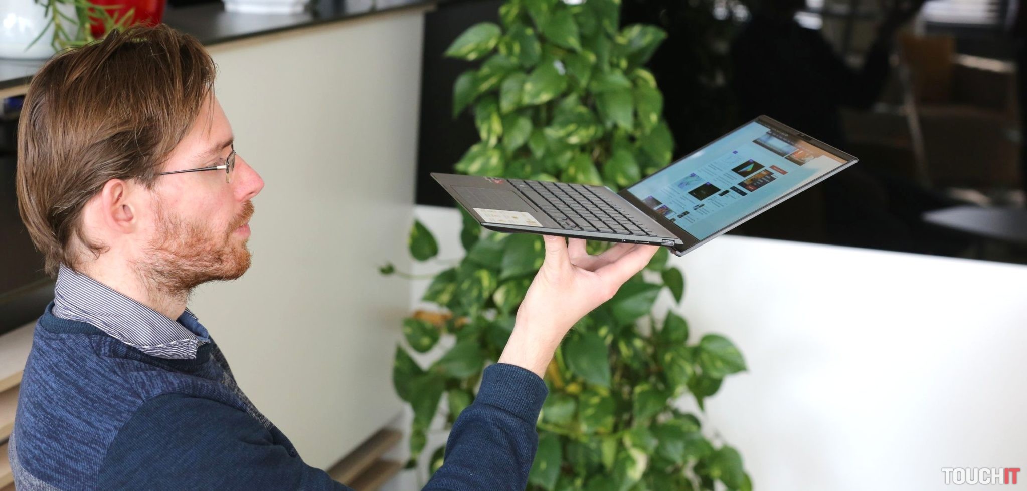 ASUS ZenBook 13 OLED (UM325): Špičkový displej a vysoký výkon s AMD (RECENZIA)