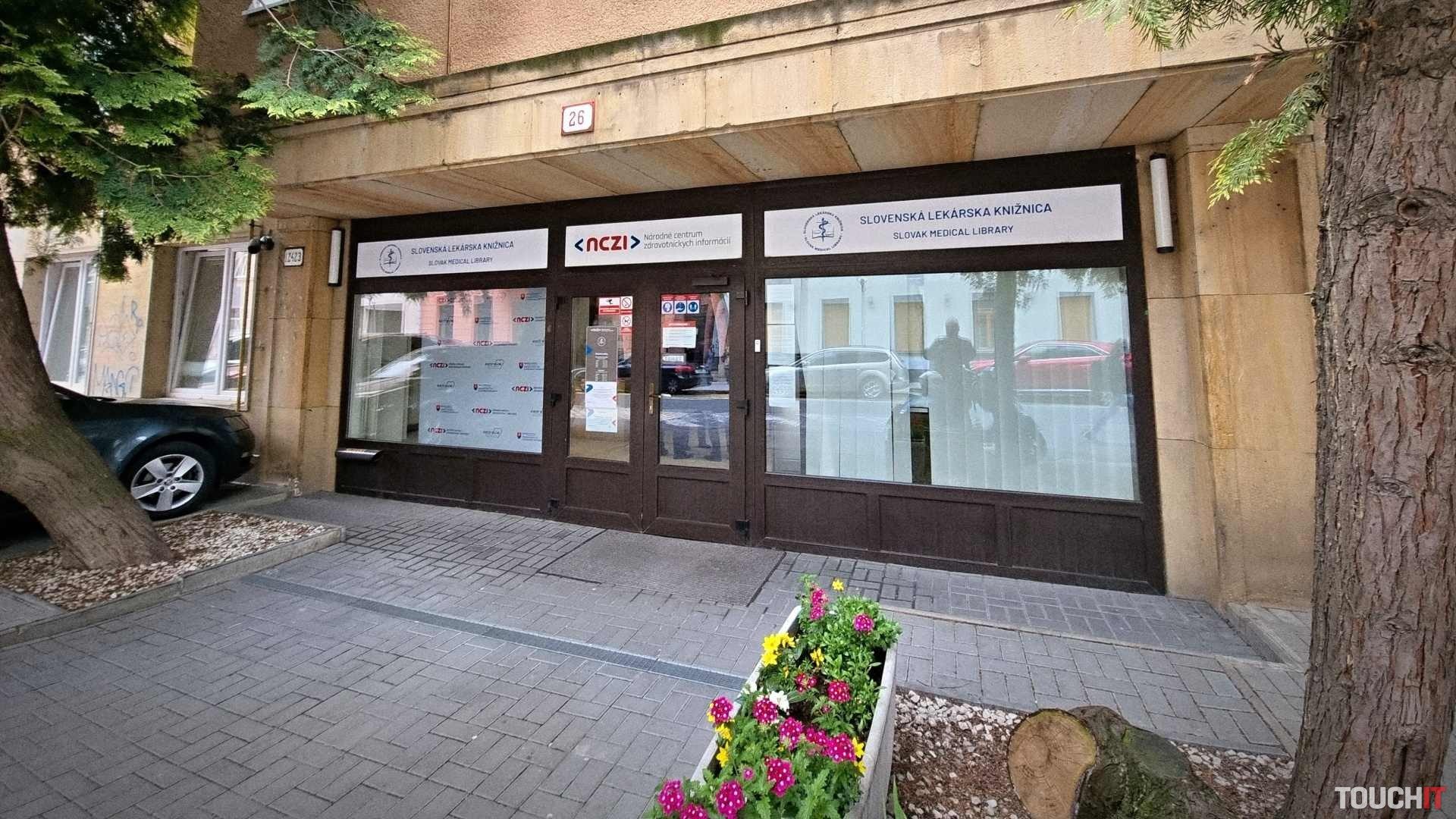 Navštívili sme NCZI. Zisťovali sme, prečo sa neviete dostať k potvrdeniu o očkovaní