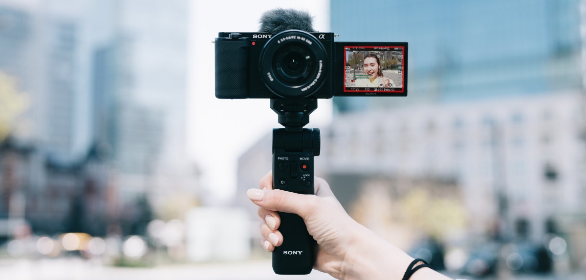 Sony má vlogovaciu kameru s vymeniteľnými objektívmi a jednoduchým ovládaním