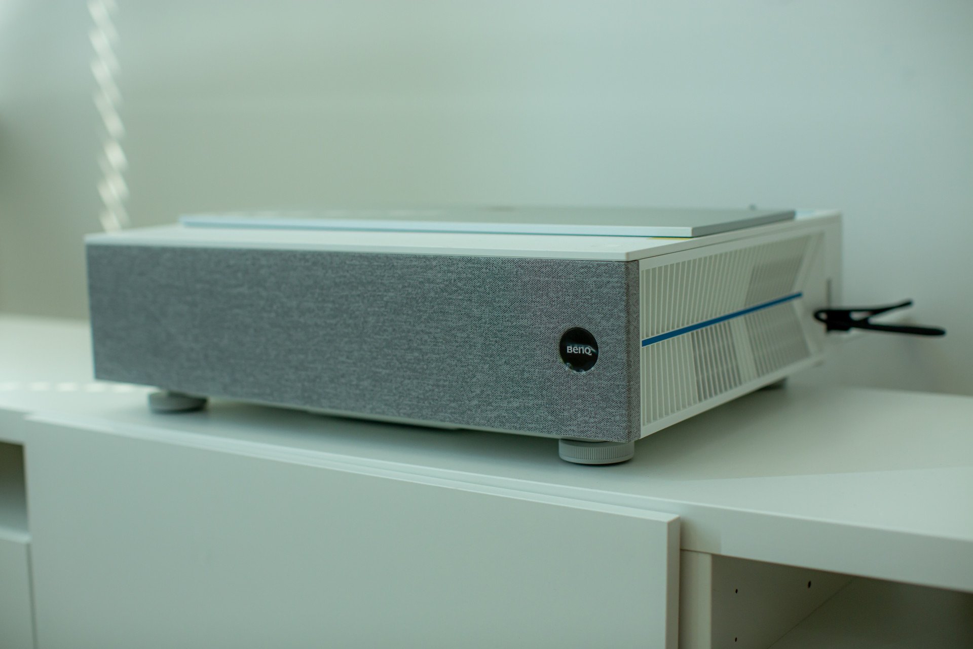 BenQ V7000i: 100-palcové domáce kino s laserovým projektorom