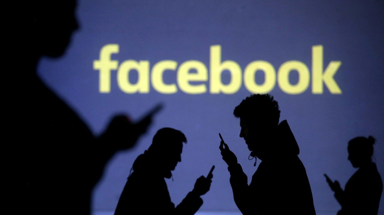 Facebook: Umelá inteligencia nesprávne označila video čiernych mužov ako „primáty“