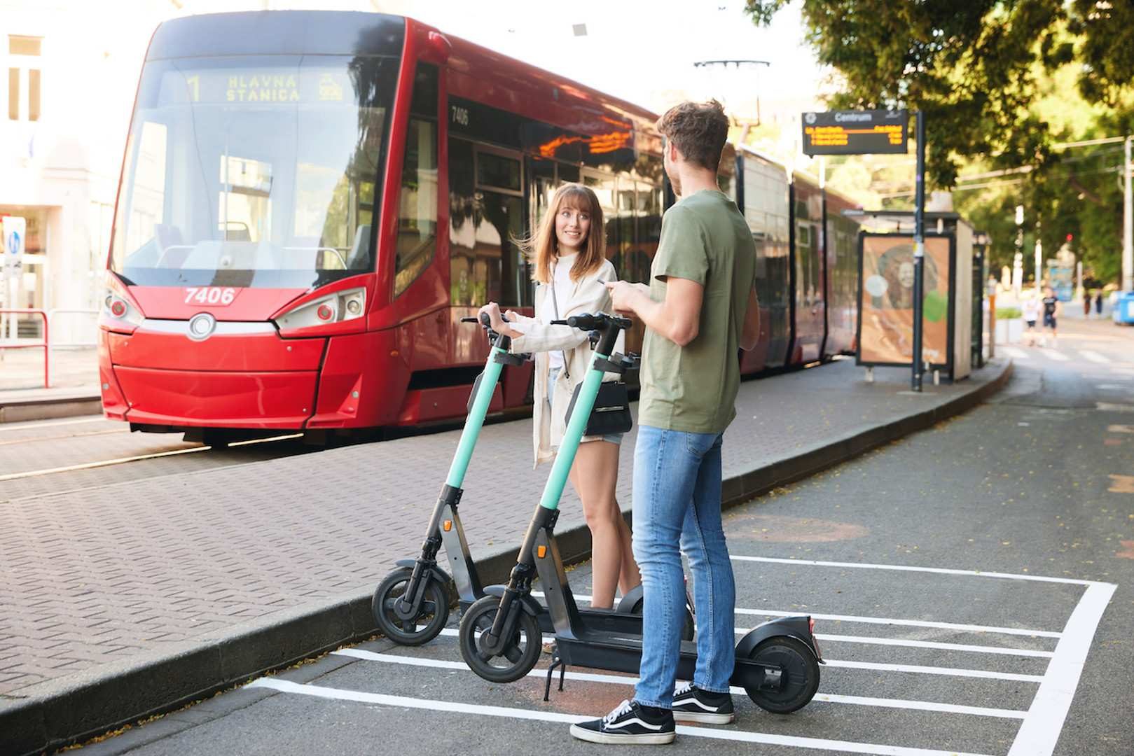 Ak budete jazdiť kolobežkou po chodníku alebo dvaja, nová technológia to odhalí