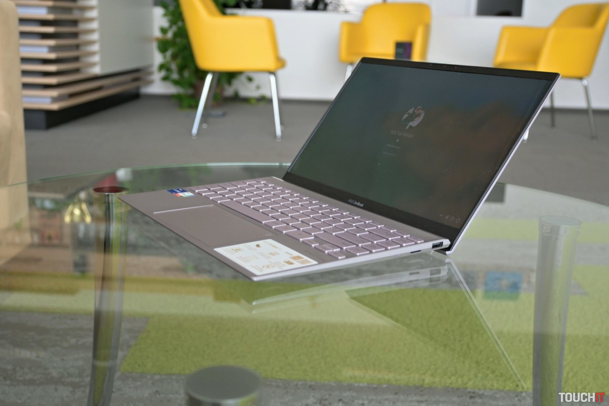 ASUS Zenbook 13 OLED (UX325EA): Výdrž takmer 10 hodín na jedno nabitie (RECENZIA)