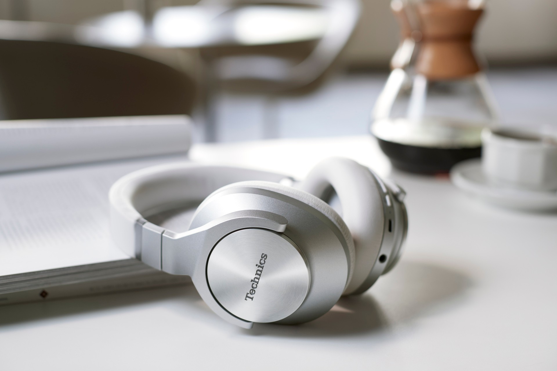 Technics uvádza bezdrôtové slúchadla s potlačením hluku