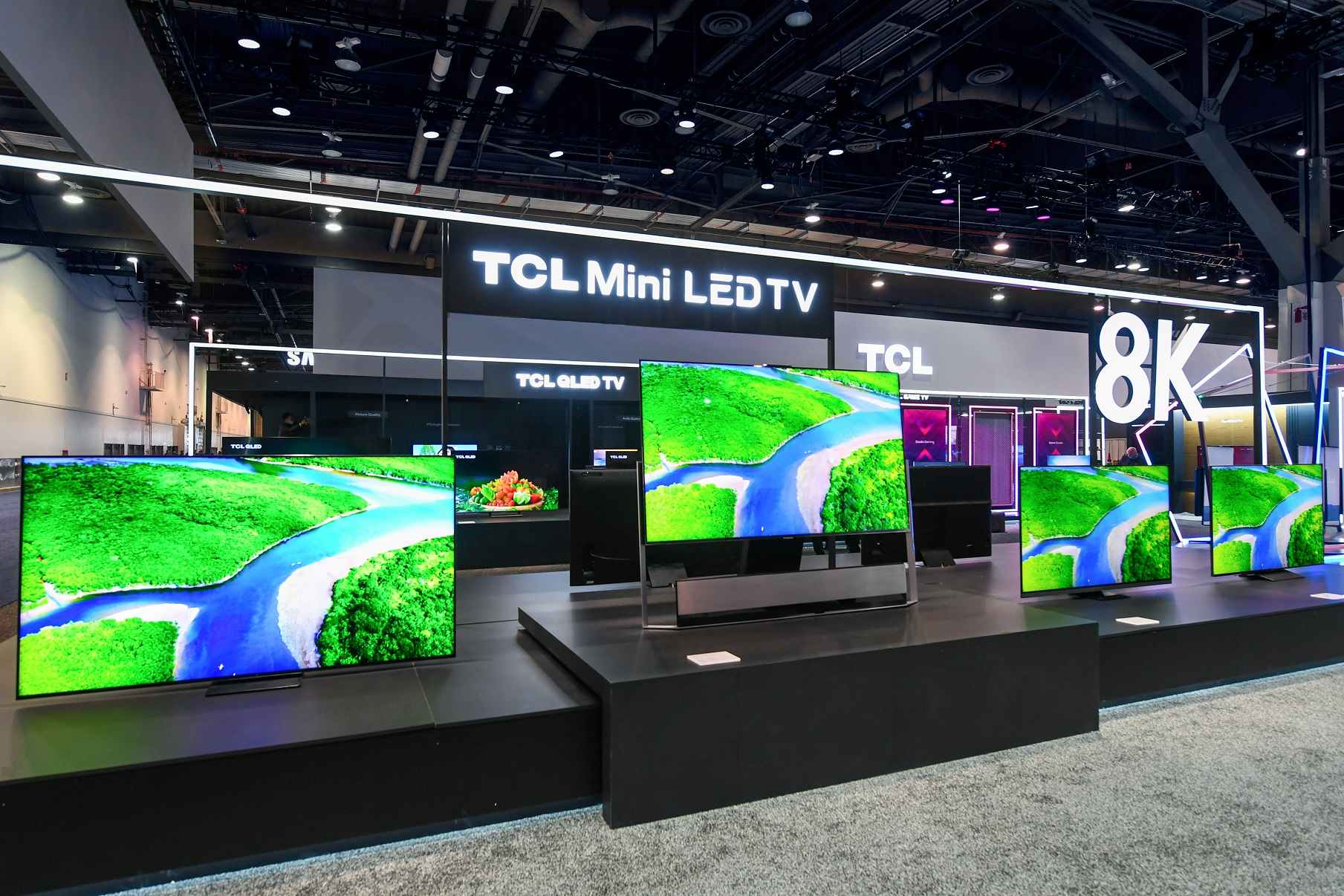 TCL predstavilo najtenší 8K Mini LED televízor a AR okuliare