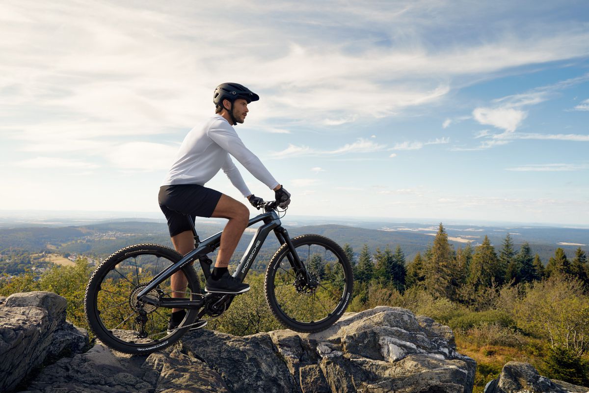 Porsche to s elektrickými bicyklami myslí vážne a kupuje ďalšiu spoločnosť s týmto zameraním