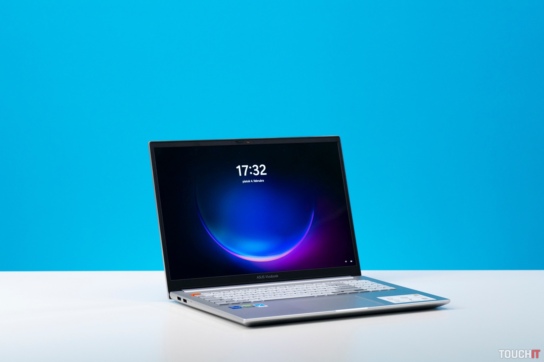 ASUS Vivobook Pro 16X OLED: Svietiace kruhy v touchpade kvôli Photoshopu (RECENZIA)