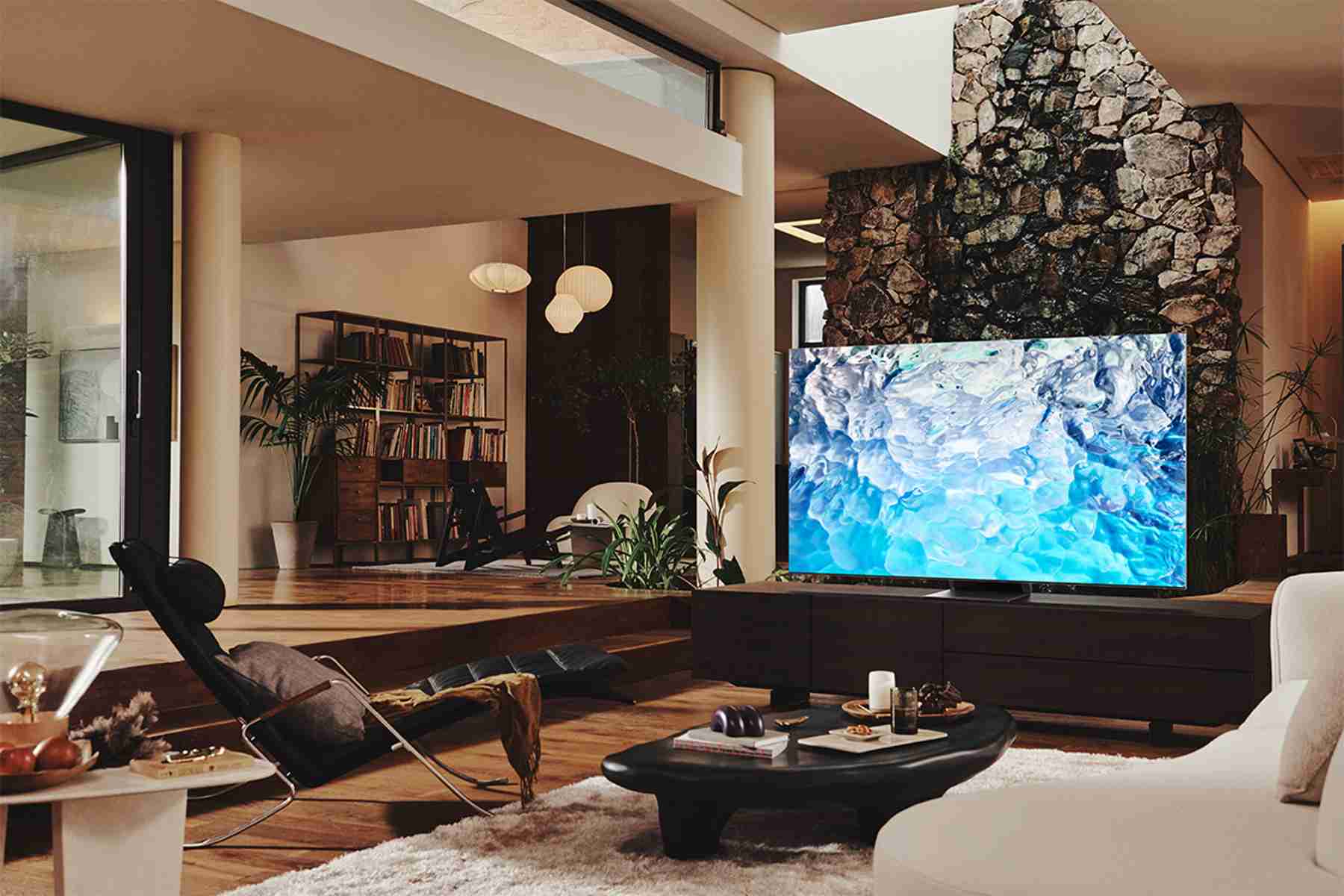 Samsung Neo QLED 2022: K televízoru skladací smartfón alebo smart hodinky ako bonus