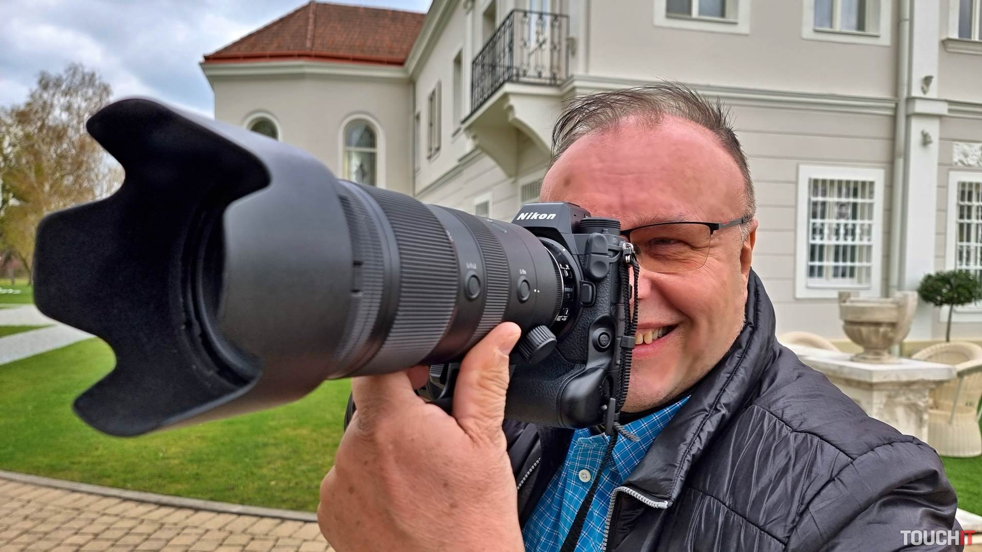 Klasické fotoaparáty už ľudia nechcú. Záujem je o profesionálne a vlogovacie prístroje